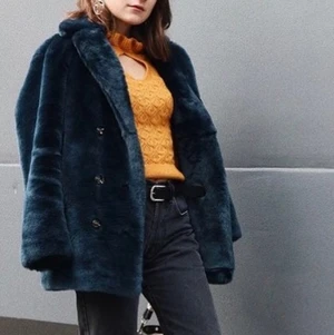 Fuskpälsjacka i mörkgrön strl 34 - Snygg fuskpäls från Topshop storlek 34, superfint skick! Sista bilderna gör ingen rättvisa, den är i fint använt skick och fortfarande väldigt mjuk och fluffig! 