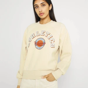 Gina Tricot sweatshirt i strlk L - Overaized Sweatshirt från Gina Tricot i strlk L. Säljes då den inte längre kommer till användning, men fin passform och skön fleece-lining. Tröjan har nopprat sig lite på insida men är annars i gott skick. Kan skicka fler bilder vid intresse!