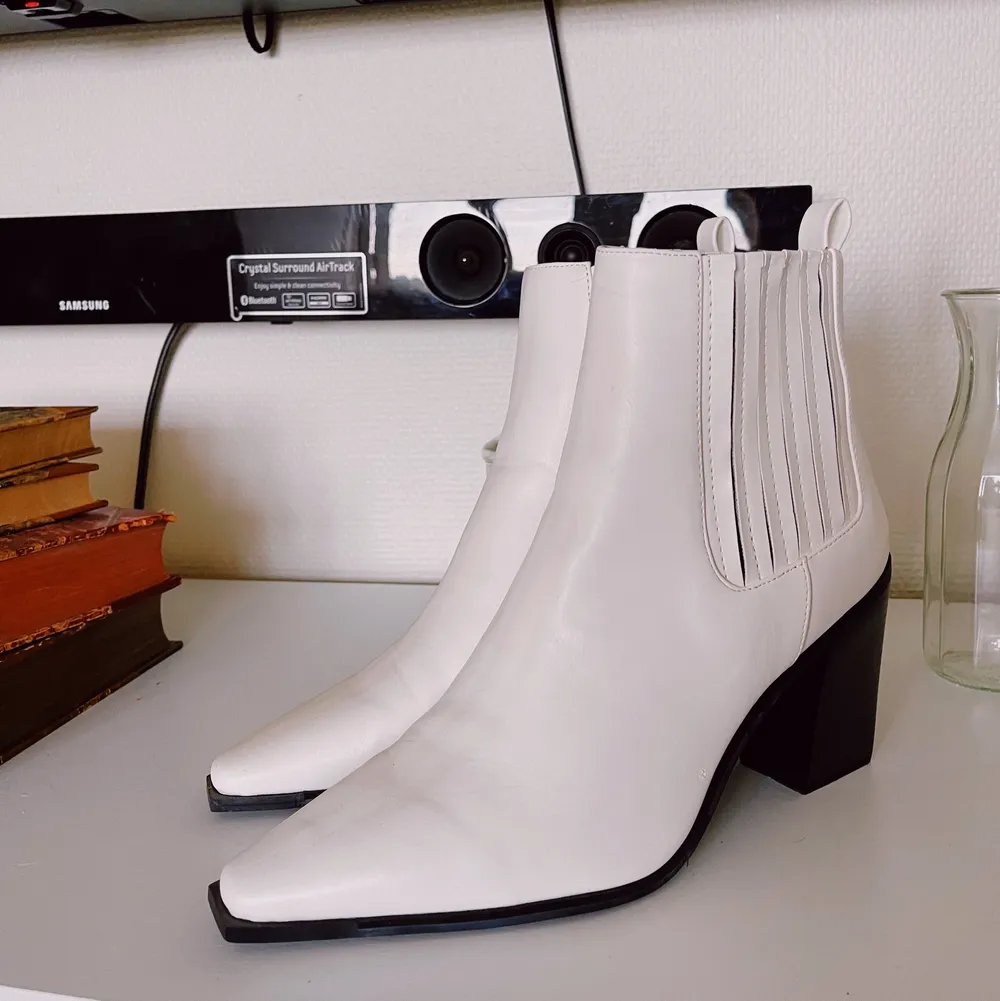 vita coola boots från NAKD i strl 40! Köparen står för frakt eller mötas i malmö 🌸. Skor.