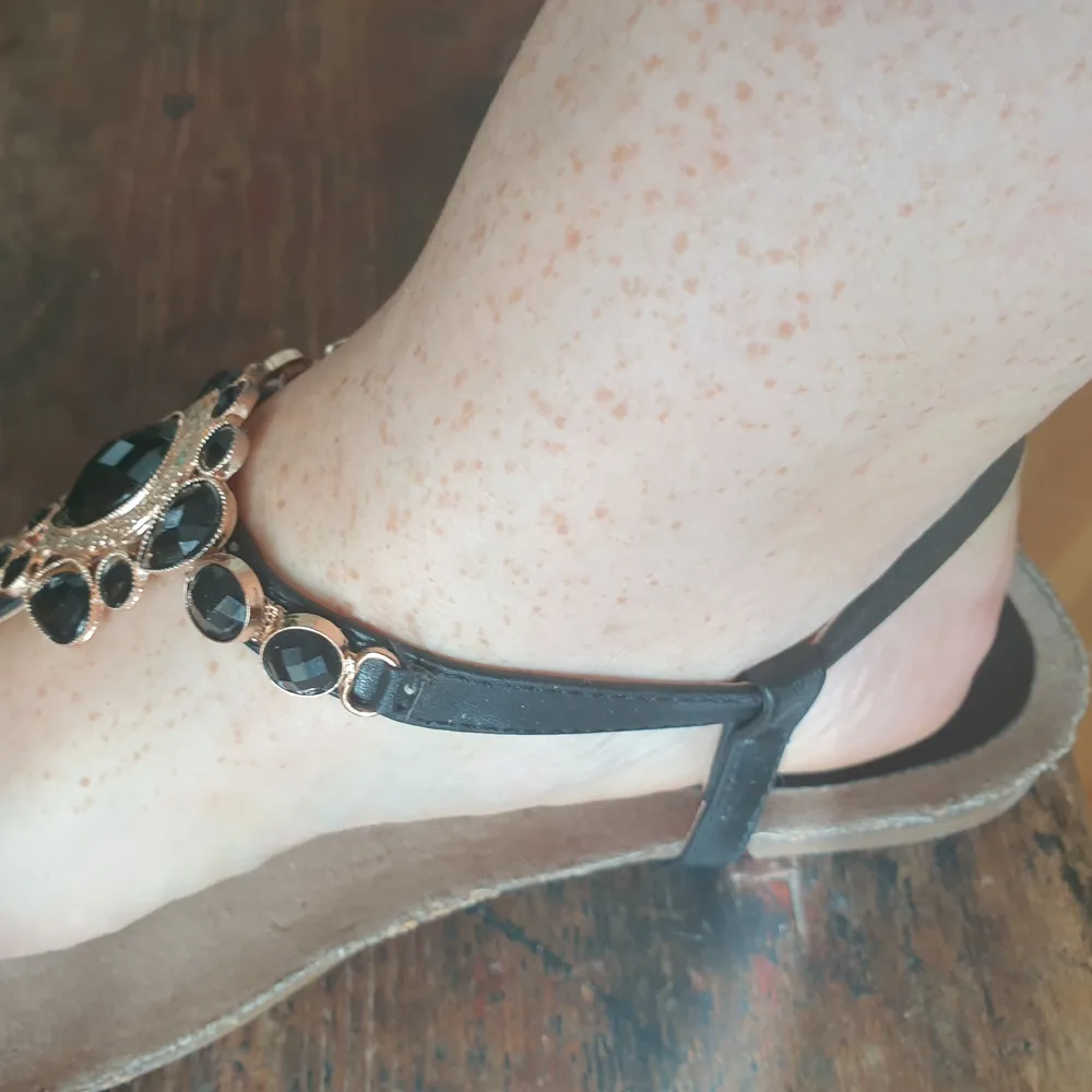 Svarta sandaler med dekorativa stenar framtill. Använda en gång, som nya. . Skor.