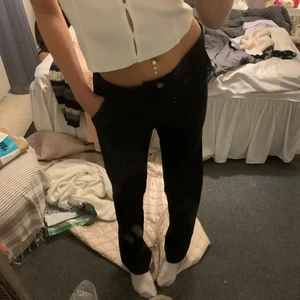 Svarta kostymbyxor  - Svarta lågmidjade kostymbyxor storlek 34