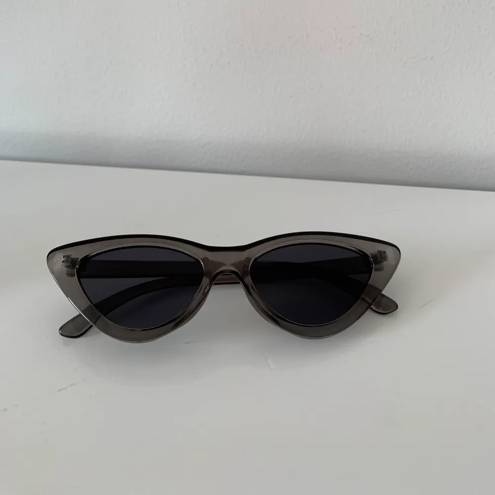 Hej! Säljer dessa super fina solglasögon! Köpta på Ginatricot för 99kr men säljer för endast 30kr 💞. Accessoarer.