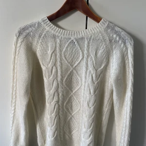 Stickad vit tröja - Vit söt stickad tröja som blivit för liten för mig. Storlek S. Spårbar frakt på 66kr tillkommer:)