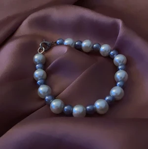 Gråblå/vitt armband - Snyggt & nytt armband i gråblå & vitt. Som jag tillverkat för hand 💕. Är gjort på elastisk tråd, men är även öppningsbart med karbinhake 🥰. Levereras i en söt presentpåse (se sista bilden). Köparen står för frakten (12kr). Vill man ha spårbart paket får man säga till. Samfraktar även gärna 💕. Armbandet finns i 2 olika storlekar 16,5cm och 19cm. Finns mer i min profil 🥰.