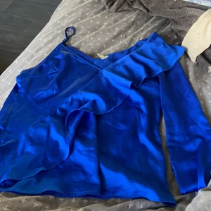 S/M - Använd några gånger, superfin att ha både i skolan och på fest, ny pris 299kr säljer för 90kr 