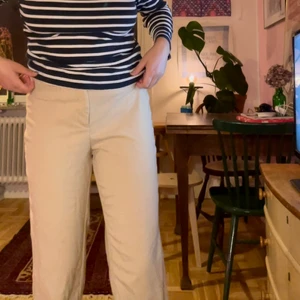Högmidjad beige kostymbyxa strl 40 - Ett par svinsnygga kostymbyxor från Monki! Sitter inte helt perfekt på mig längre men otrolig modell. Skulle säga att de är sanna i sin storlek, de är i 40 och passar bra på någon med M-L.
