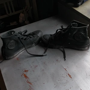 Converse - Svarta Converse köpta second hand som jag använt ett fåtal gånger. Jag har även "pimpat" dem lite med glitter på gummit på sidorna. Personligen tycker jag att det ger lite edge men det går säkerligen att ta bort med aceton eller dylikt då det är nagellack. Har haft inlägg, därav de svarta märkena i skorna. 