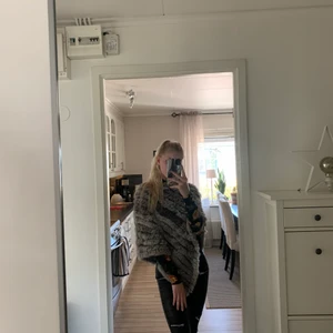 Poncho i äkta päls  - Säljer min poncho i äkta päls pga att jag aldrig använder den. Passar perfekt nu till hösten då den värmer ganska bra. Den går att styla upp sin outfit med väldigt fint. Det är ONESIZE på ponchon.