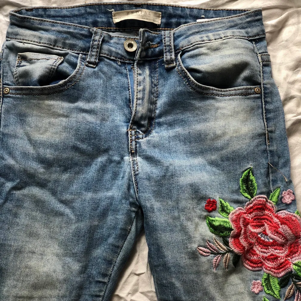 Säljer dessa jeans då de inte kommer till användning <3 Storlek 34! . Jeans & Byxor.