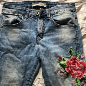 Supercoola skinny jeans <3 - Säljer dessa jeans då de inte kommer till användning <3 Storlek 34! 