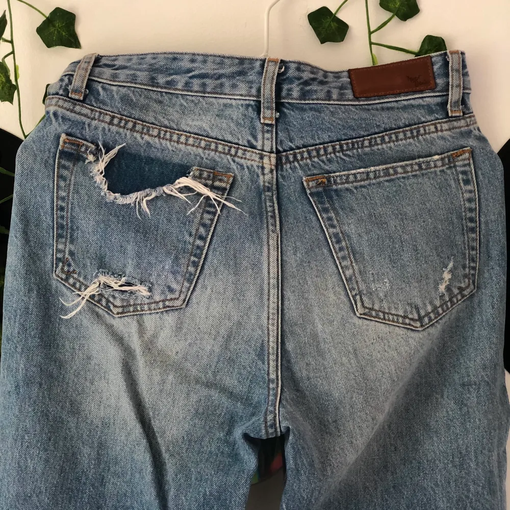 Säljer dessa mom jeans från never denim då de är förstora för mig <3 storlek xs men passar även s skulle jag säga! Köpta begagnade, priset går att diskutera!. Jeans & Byxor.