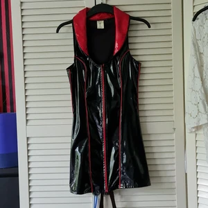 Lackklänning - Lite kortare lackklänning köpt på cum clubwear. I jättefint skick då jag knappt använt den🖤