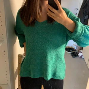 Grön mjuk tröja, XS - Jättemjuk och skön tröja i grön färg, från H&M. Ganska nopprig framtill. 52% akryl, 27% polyamid, 6% polyester, 3% elastan.