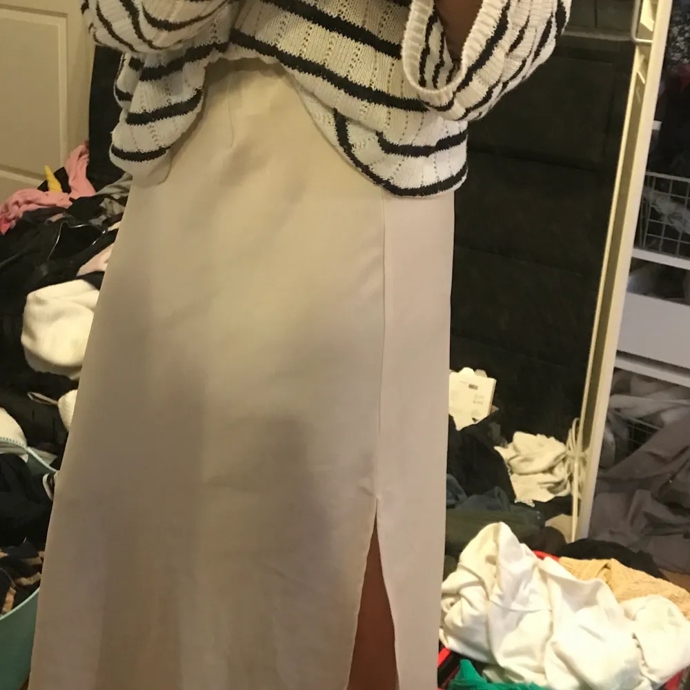 Säljer min fina siden kjol i stl M från bikbok då den är för stor;( Den är använd en gång💓💓Frakt tillkommer . Kjolar.