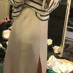 Säljer min fina siden kjol i stl M från bikbok då den är för stor;( Den är använd en gång💓💓Frakt tillkommer 