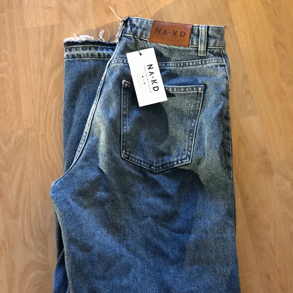 Helt nya jeans från NAKD som inte passar mig (min kompis på bilden💕 Köparen står för frakt. Jeans & Byxor.