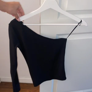 Topp - Säljer en ärms topp. Köpt från ginatricot för 300kr och säljer för 100kr