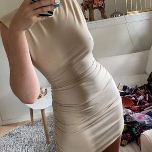 Klänning - Kommer tyvärr inte till användning:( ❤️ kontakta för eve frågor!