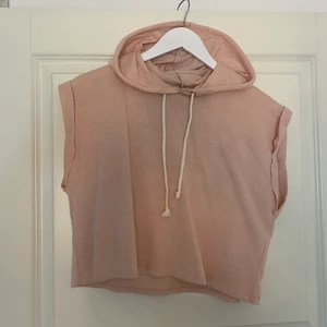 Hoodie - T-shirt hoodie från H&M i fint skick. Använd 3 ggr. Storlek S.  Hör av dig vid intresse💖