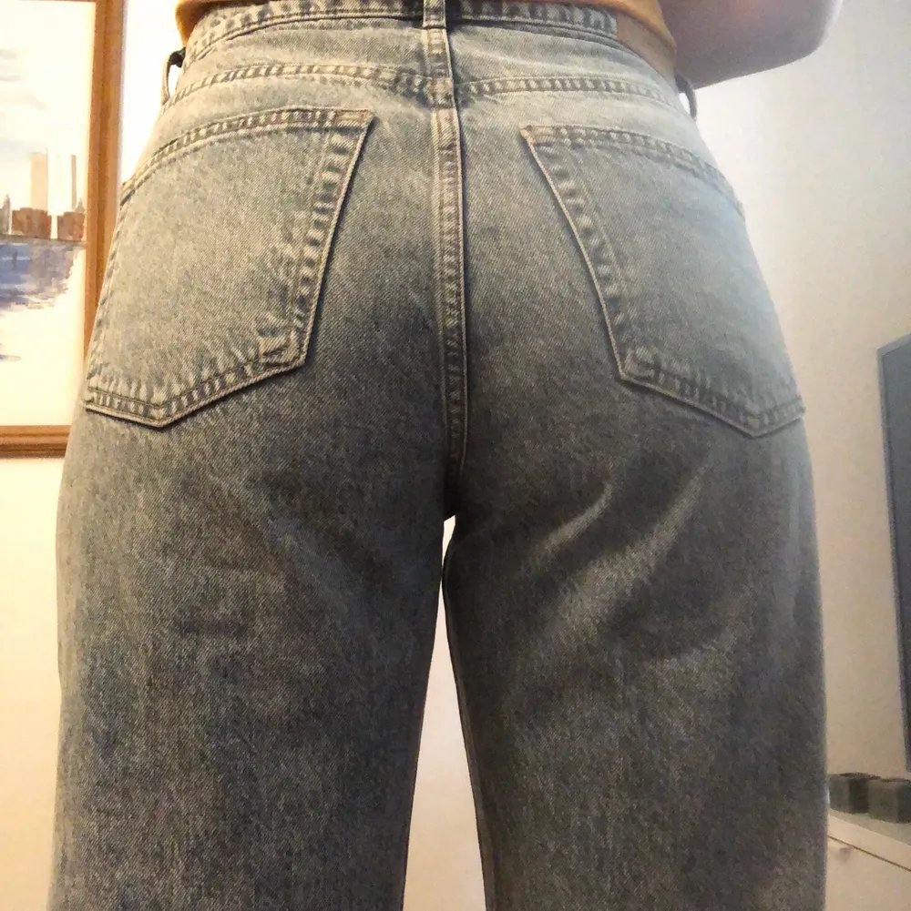 Blåa raka jeans med hög midja. Knappt använda. . Jeans & Byxor.