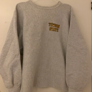 Champion sweatshirt  - Unik sweatshirt, passar XS-M beroende på hur man vill att den ska sitta. Budgivning om de blir många intresserade.