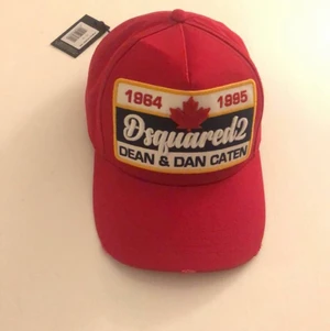 Dsquared2 keps röd - Knappt använd och tagen finns kvar, inget kvitto. Frakt ingår ej, kan gå ned i pris vid snabbaffär :)