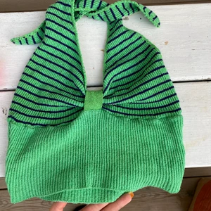 Halterneck topp⚡️⚡️ - Söt halternecktopp i frotte, bud om flera är intresserad⚡️⚡️BUDET LIGGER NU PÅ: 150 kr