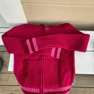 Stickad tröja med dragkedja⭐️ - Säljer denna söta zipphoddie från märket wheat! Perfekt till hösten⚡️💕💕BUDA I KOMMENTARERNA! Budet just nu ligger på: 130 kr