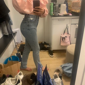 Jeans från Stradivarius  - Raka jeans från Stradivarius i storlek 34. Passar bra i längd på mig som är 170 lång.