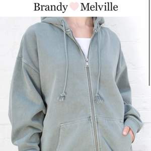 Oversized zip hoodie från brandy Melville i storlek XS. Fin grön färg, endast använd en gång. Nypris runt 400kr😊 köparen står för ev frakt. 