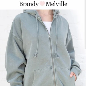 Brandy Melville  - Oversized zip hoodie från brandy Melville i storlek XS. Fin grön färg, endast använd en gång. Nypris runt 400kr😊 köparen står för ev frakt. 