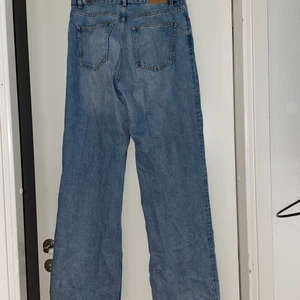 Monki Jeans - Säljer dessa vida jeans då de är för stora för mig. Använda ett fåtal gånger. Hör av dig för mer information och fler bilder!