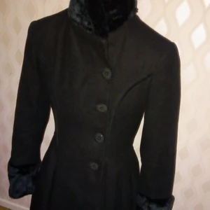 Hell Bunny kappa. - Viktoriansk kappa i ylle från Hell Bunny Nyköpta för ca 1500, säljer för 500 pga mindre lagningar. Stl xs, sitter perfekt på mig som är en stl 36/38. Finns i Västerås eller skickas mot frakt.