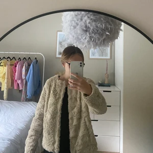 beige jacka - en beige jacka från Vero Moda som inte kommer till andvändning, i jättebra skick, storlek XS, säljer för 150 kr + frakt 💕