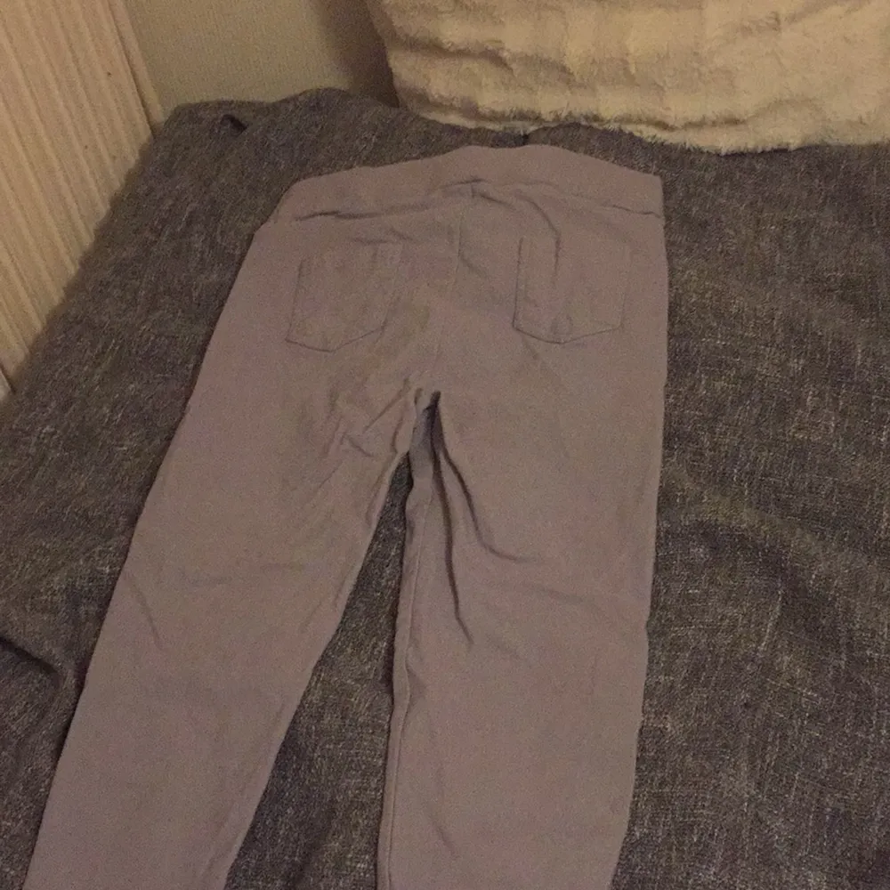 Fina gråa byxor , hämtas i Eslöv. Jeans & Byxor.