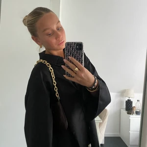 Väska från Zara - En skit snygg väska från zara. Älskar den! Men tyvärr har jag alldeles för många väskor. Köpt för nån månad sen. Köpt för 399kr