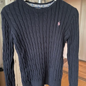 Ralph Lauren stickad tröja - Mörkblå, stickad tröja från Ralph Lauren. Gott skick. 
