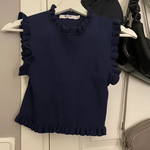 Jättefin volangtopp - Verkligen jätte snygg men har endast kommit till använing 2 gånger så säljer därför. Marinblå och är ifrån nakd 😍