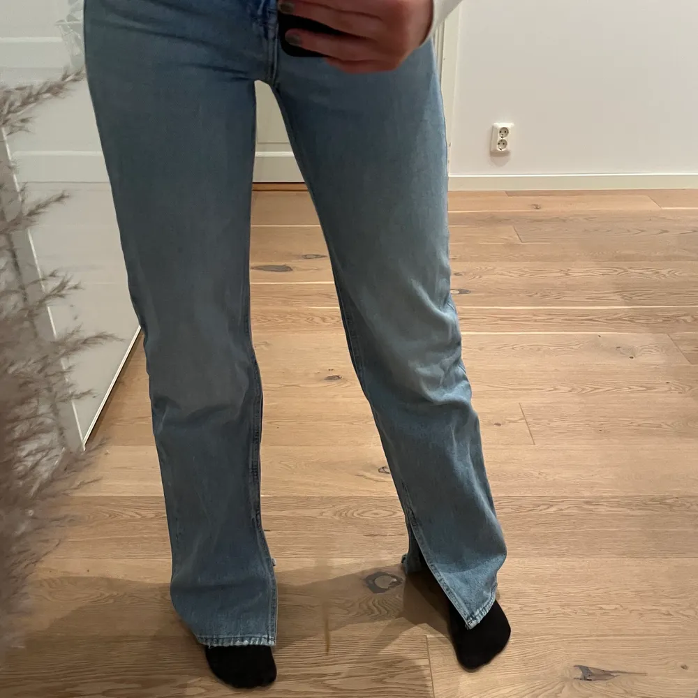 Jeans med slits från h&m i storlek 32. Jag är 160 cm. Använda men jättefint skick! 150 + frakt. Jeans & Byxor.