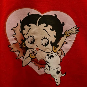 Betty Boop sweatshirts  - Jättefin Betty Boop tröja som inte kommer till användning längre. Använd några gånger men i bra skick!☆☆ Storlek M men passar många olika storlekar♡