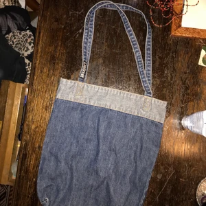 Liten tygpåse i jeans - Tygpåse i jeans imitation, 70-tal, liten och lättanvänd 