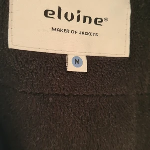 Elvine jacka  - Elvine vinterjacka knappt använd. Inköpt 2020. Lång och varm.