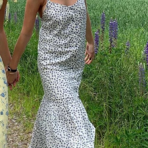 Blommig lång klänning  - Säljer min jätte fina blommiga långklänningen från nakd!💗