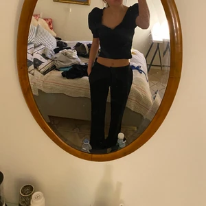 Kostymbyxor zara - Säljer dessa långa kostymbyxor. Storlek 40 men sydde in i midjan så dom är breda kring benen och långa (är 168 cm) 🧡🧡🧡 De har tunna tunna vita ränder som man inte ser bara om man tänker på det och tittar nära men det ger en vintage effekt🙏