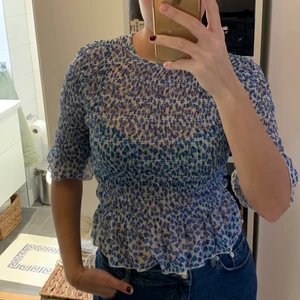 Blå topp med blommor - 🤍