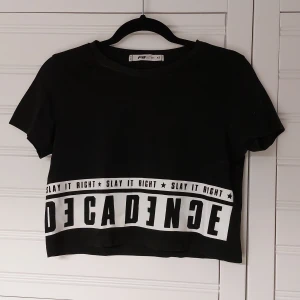 Croptop  - Svart croptop med tryck 