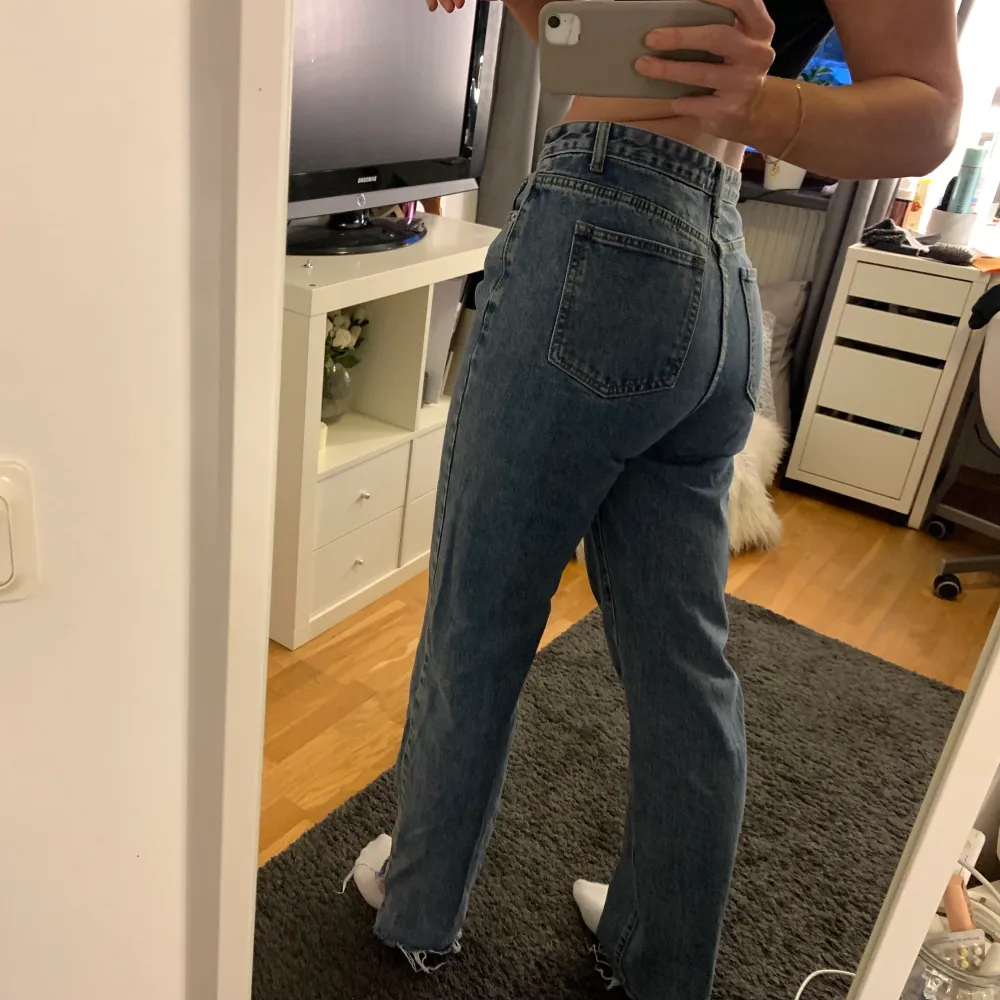 Jeans från plt tall, har klippt dem för att vara lite långa på mig som är 179 men går självklart att klippa av mer! Storlek 40 och tyvär för stora för mig, men toppen kvalitet och i bra skick!😚. Jeans & Byxor.