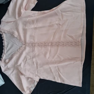 Ljus blus - Ljusrosa söt blus i T-shirt modell , somrig och tyg som andas :) stl 34