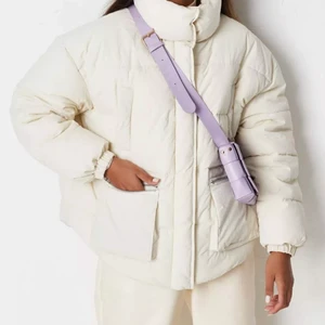 Beige/vit vinterjacka - En beige/vit vinterjacka från missguided i storlek 36 men bassar både 36, 38 och kaanske 40. Stora fickor i fram och lite högre krage. Endast använd i början nu i vinter, säljer pga att den är lite stor på mig, kontakta för fler bilder eller frågor❣️ 200kr + frakt