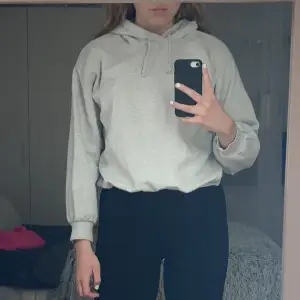 Grå sweatshirt köpt från H&M i strl S.   Vid frågor är det bara att skriva!🥰   Nytvättad!